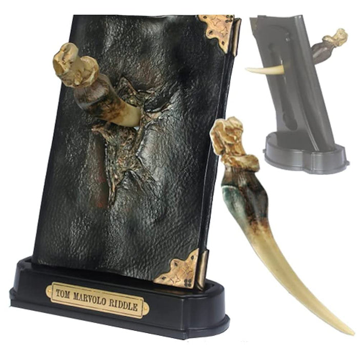 Harry Potter Tom Riddles Tagebuch mit Basiliskenzahn als Skulptur