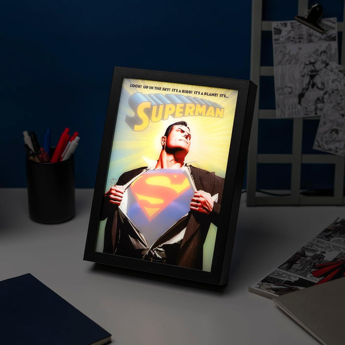 23334_superman-image-LED-avec-cadre-main2.jpg