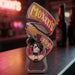 Borderlands Flaschenoeffner Mad Moxxi auf einer Bartheke mit Neonlicht