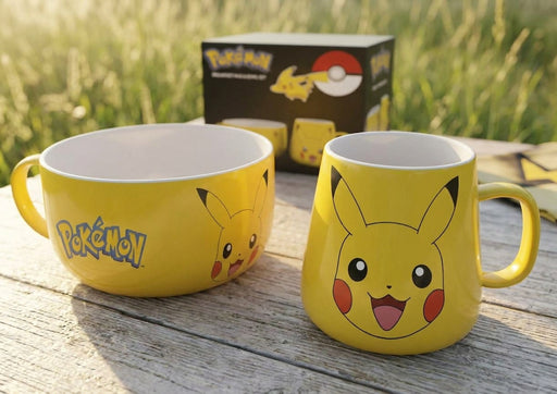 Pokémon Frühstücksset Pikachu, freigestellt auf Holztisch