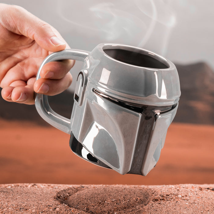 The Mandalorian 3D-Becher Din Djarins Helm – Becher in der Hand